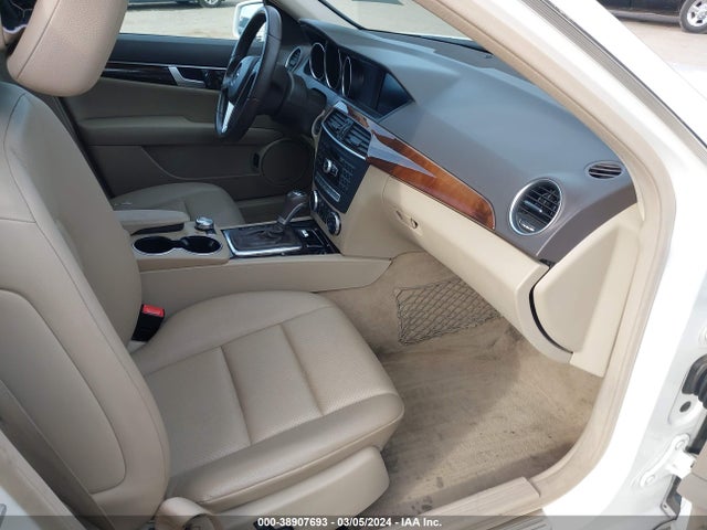 38907693 :رقم المزاد ، WDDGF4HB3EA966022 vin ، 2014 Mercedes-benz C 250 Luxury/sport مزاد بيع