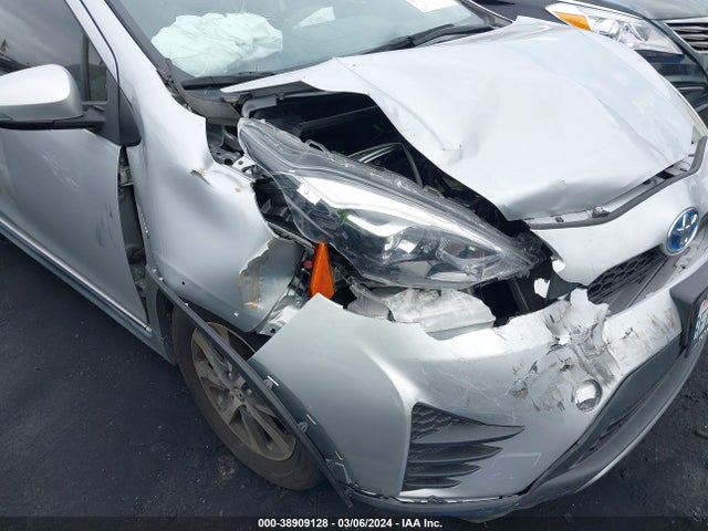 Toyota Prius C One 2018 JTDKDTB30J1615813 Image 12