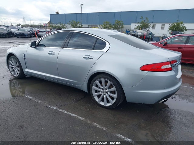2010 JAGUAR XF SAJWA0GB7ALR61601 Photo 2