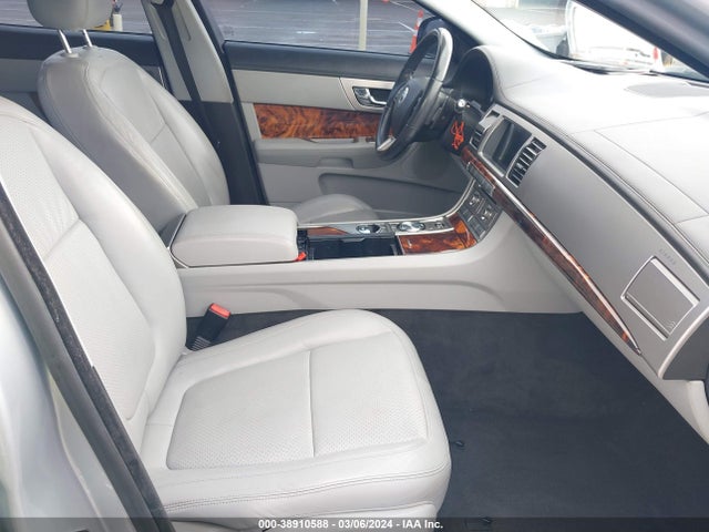 2010 JAGUAR XF SAJWA0GB7ALR61601 Photo 4