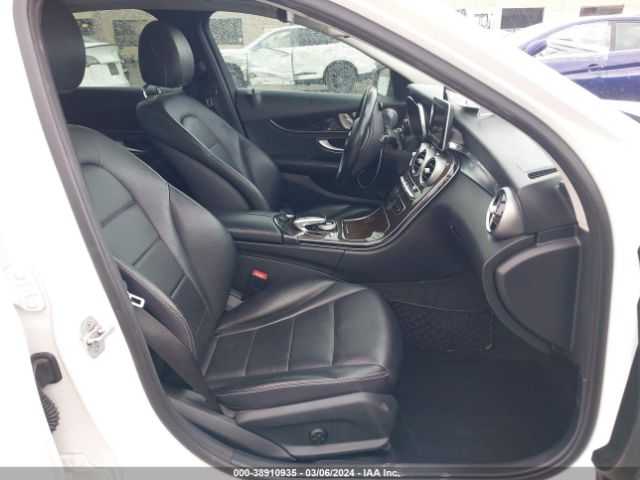 55SWF4JB6FU081952 Mercedes-Benz C 300 Luxury/sport