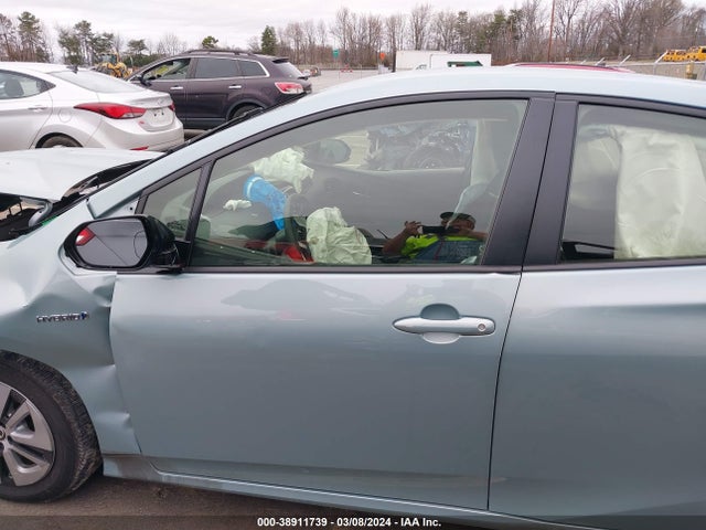 Toyota Prius Two Eco 2018 JTDKARFU6J3057873 Image 13