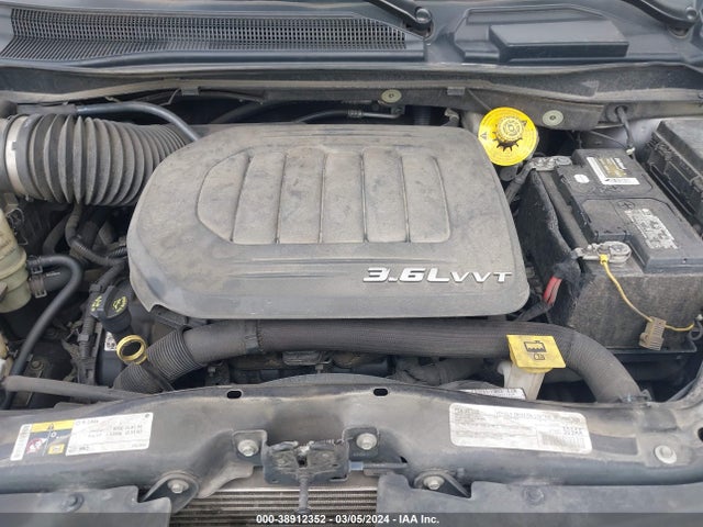 2C4RC1CG7GR121864 Chrysler Town & Country Touring-l Anniversary Edition