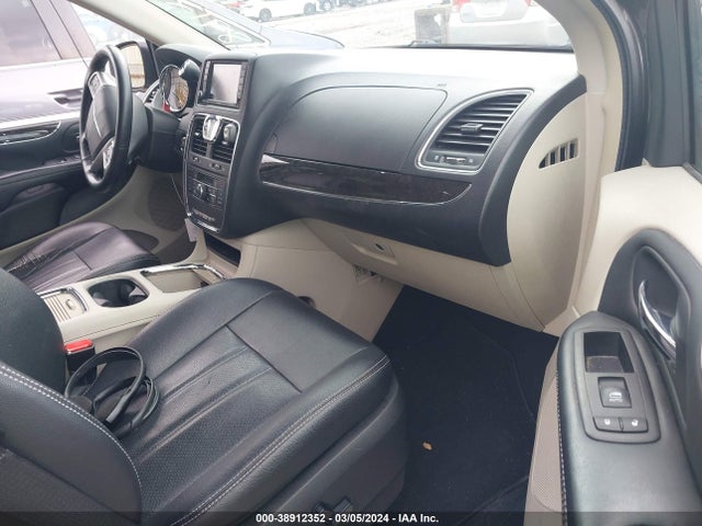 2C4RC1CG7GR121864 Chrysler Town & Country Touring-l Anniversary Edition