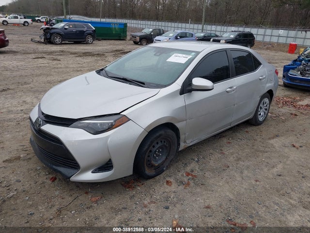 Toyota COROLLA LE 2018 5YFBURHE6JP823380 Image 2