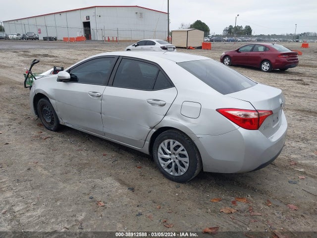 Toyota COROLLA LE 2018 5YFBURHE6JP823380 Image 3