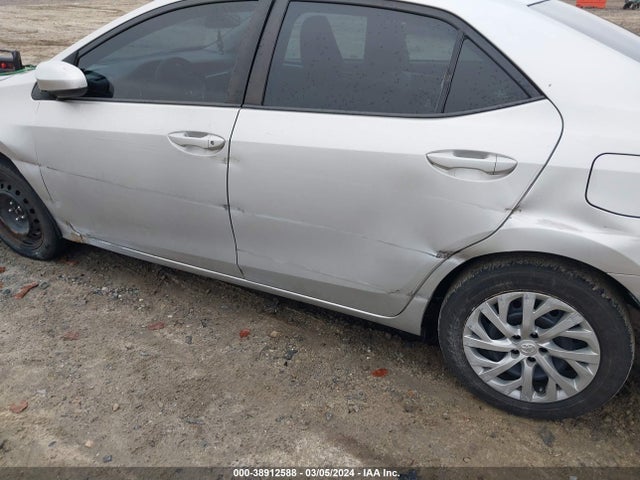 Toyota COROLLA LE 2018 5YFBURHE6JP823380 Image 6
