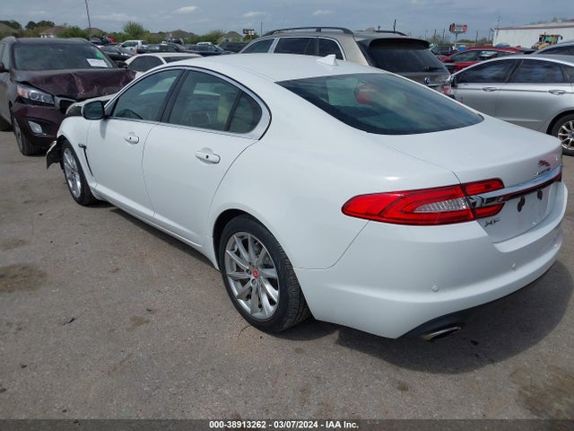 2015 JAGUAR XF SAJWA0FS5FPU69957 Photo 2