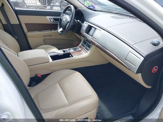 2015 JAGUAR XF SAJWA0FS5FPU69957 Photo 4