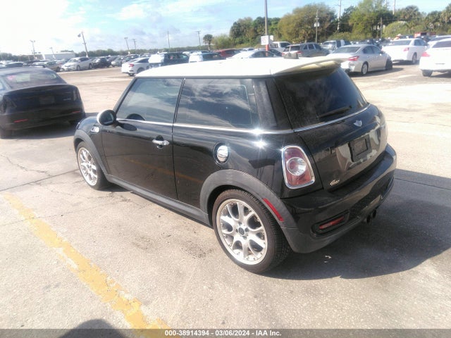 2011 MINI COOPER S WMWSV3C50BTY21763 Photo 2