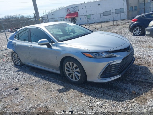Toyota CAMRY LE 2022 4T1C11AK3NU639405 головне зображення