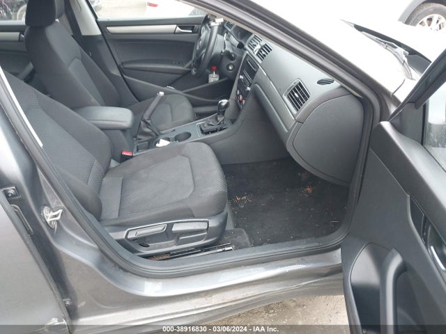 1VWAT7A37FC052548 Volkswagen Passat 1.8t S