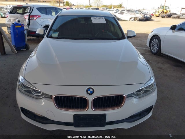 BMW 320i 2018 WBA8A9C5XJAH12345 Image 12