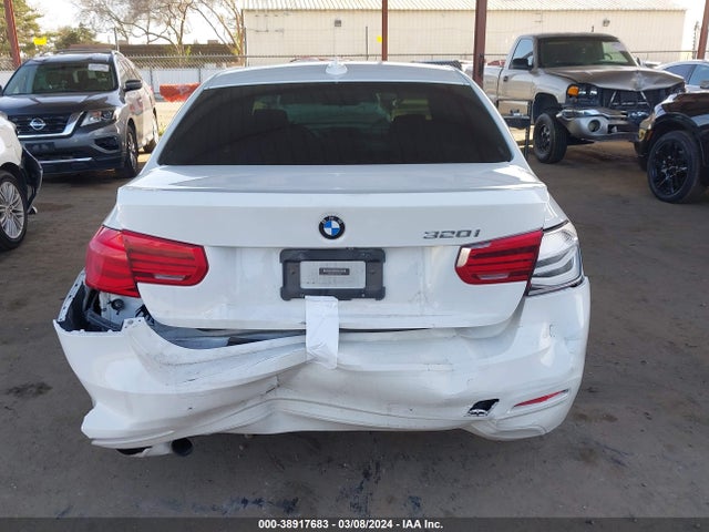 BMW 320i 2018 WBA8A9C5XJAH12345 Image 16