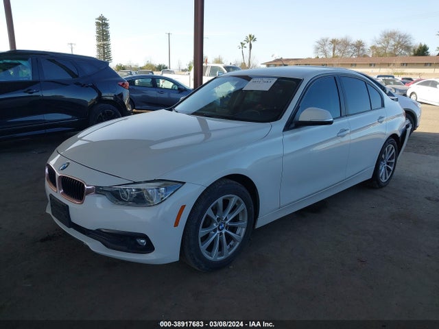 BMW 320i 2018 WBA8A9C5XJAH12345 Image 2