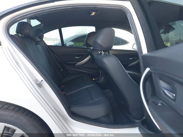 BMW 320i 2018 WBA8A9C5XJAH12345 Image 8