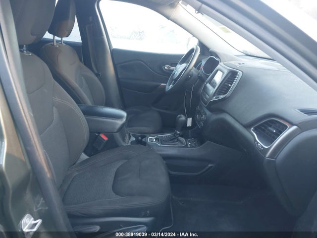 1C4PJLCB8KD357710 Jeep Cherokee Latitude Fwd
