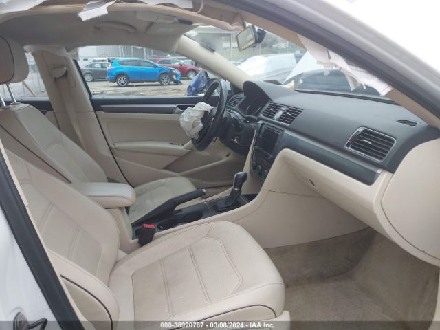 1VWDT7A32HC017142 Volkswagen Passat 1.8t R-line