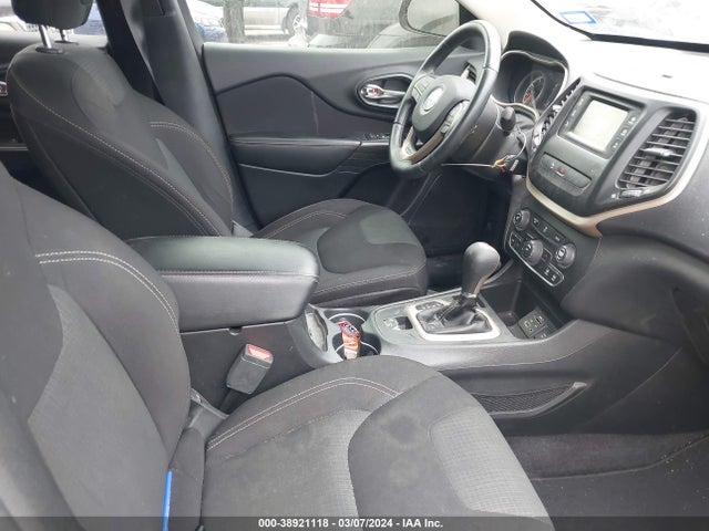 1C4PJLCB9HW527005 Jeep Cherokee Latitude Fwd