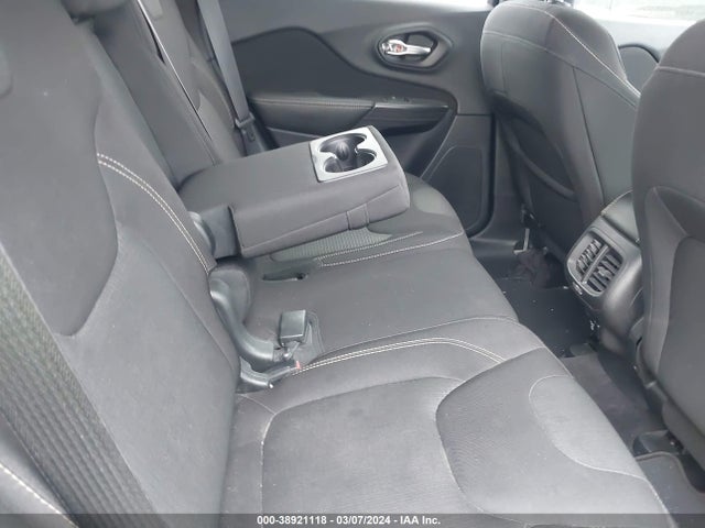 1C4PJLCB9HW527005 Jeep Cherokee Latitude Fwd