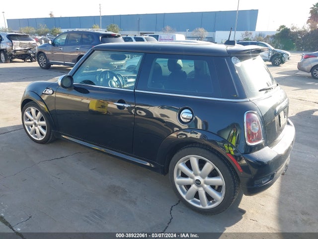 2010 MINI COOPER S WMWMF7C57ATX45535 Photo 2