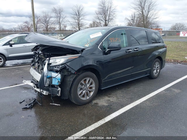 Toyota SIENNA XLE 2023 5TDYSKFC0PS084080 Image 2