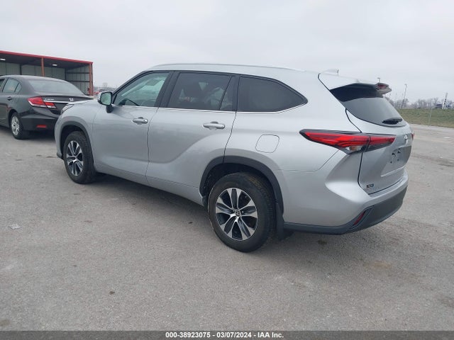 Toyota Highlander Xle 2022 5TDGZRBH3NS162527 Image 3