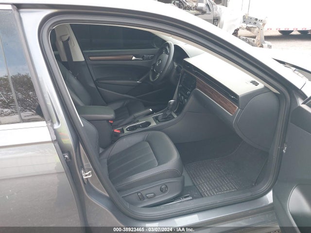 1VWBA7A33NC008460 Volkswagen Passat 2.0t Limited Edition