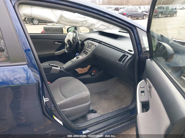 Toyota Prius Two 2014 JTDKN3DU3E1772275 Image 5