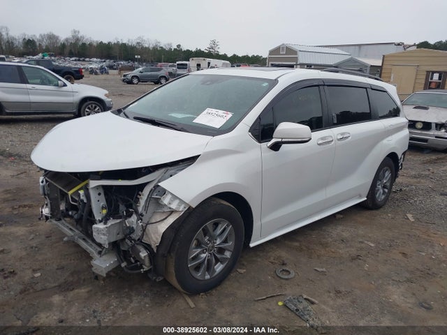 Toyota SIENNA XLE 2022 5TDYRKEC9NS091734 Image 2
