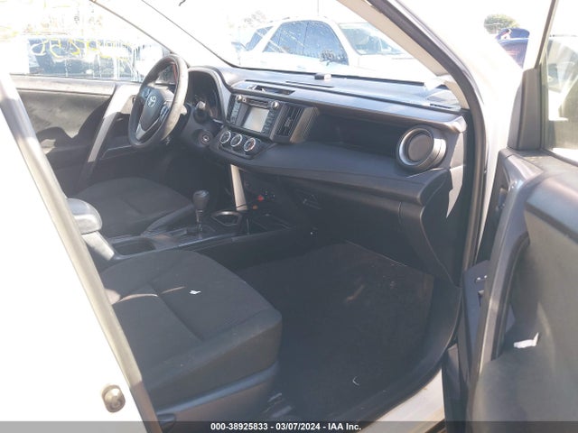 Toyota RAV4 LE 2018 JTMZFREVXJJ735501 Image 5