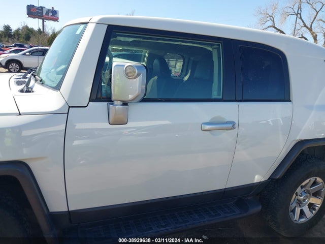 Toyota FJ Cruiser 2014 JTEBU4BF1EK201760 Image 15