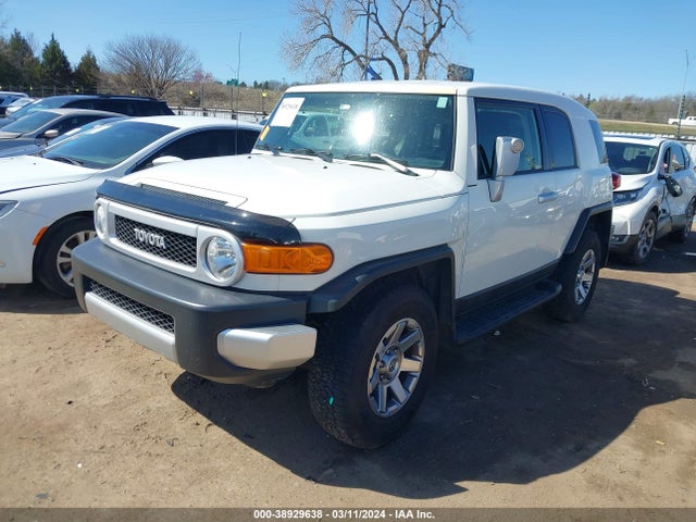 Toyota FJ Cruiser 2014 JTEBU4BF1EK201760 Image 2