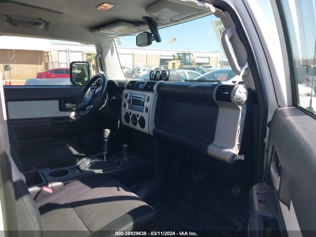 Toyota FJ Cruiser 2014 JTEBU4BF1EK201760 Image 5
