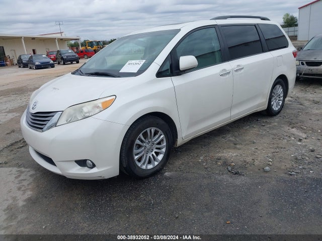 Toyota Sienna Xle 8 Passenger 2015 5TDYK3DC8FS571809 Image 2