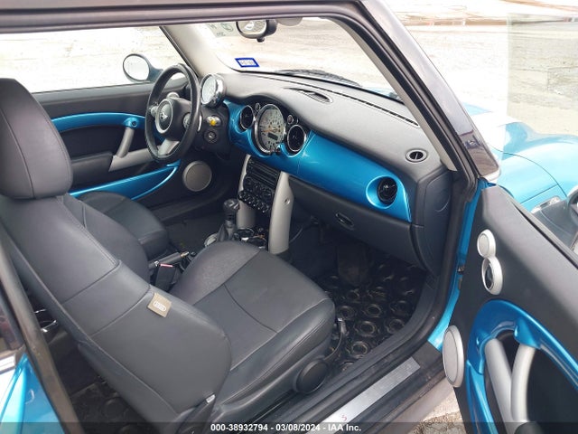 2005 MINI COOPER S WMWRE33575TG95830 Photo 4