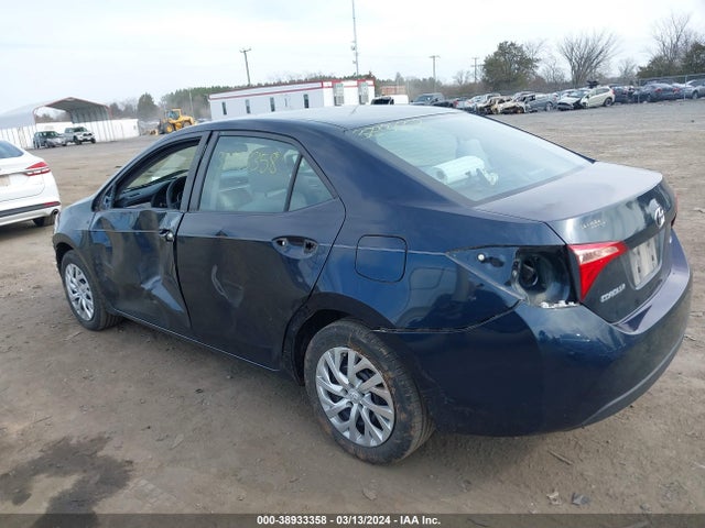 Toyota COROLLA LE 2018 5YFBURHEXJP835421 Image 3
