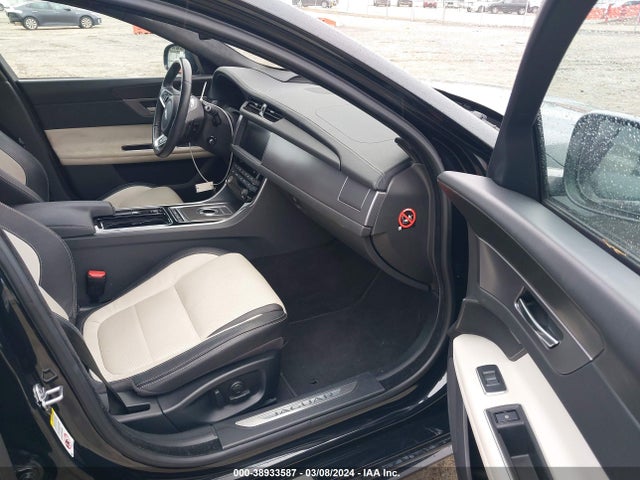 2016 JAGUAR XF SAJBF4BVXGCY00421 Photo 4