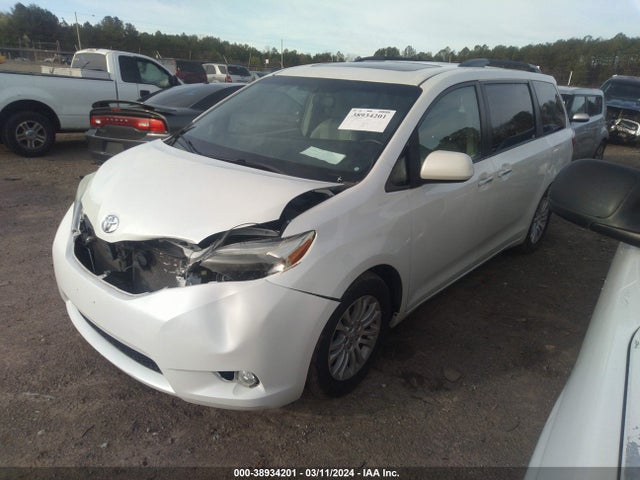 Toyota Sienna Xle 8 Passenger 2015 5TDYK3DC2FS544184 Image 2