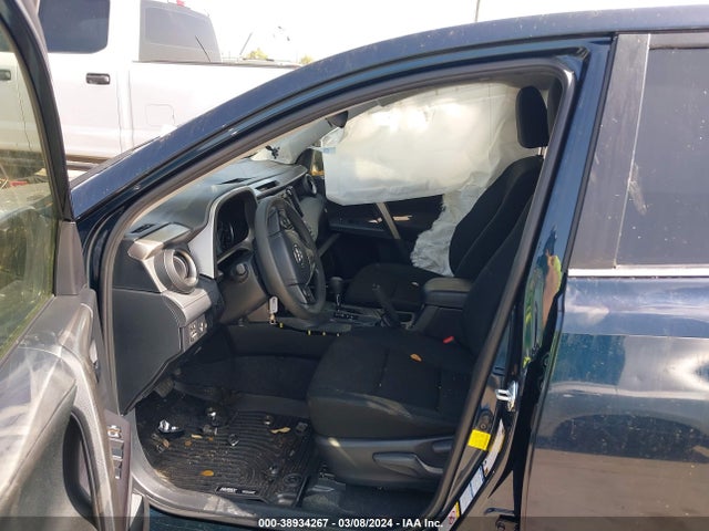 Toyota RAV4 LE 2018 JTMBFREV2JJ252246 Image 5