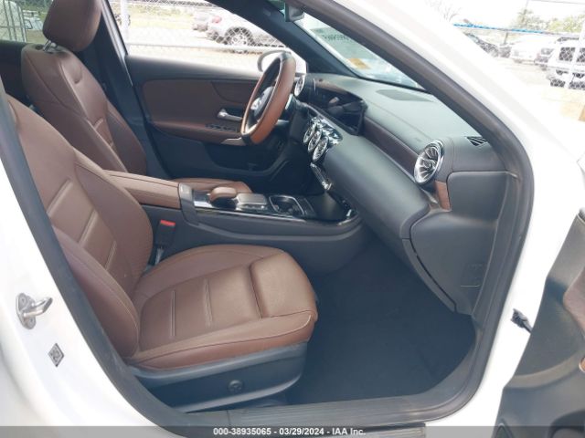 W1K3G4EB2NJ324813 Mercedes-Benz A 220