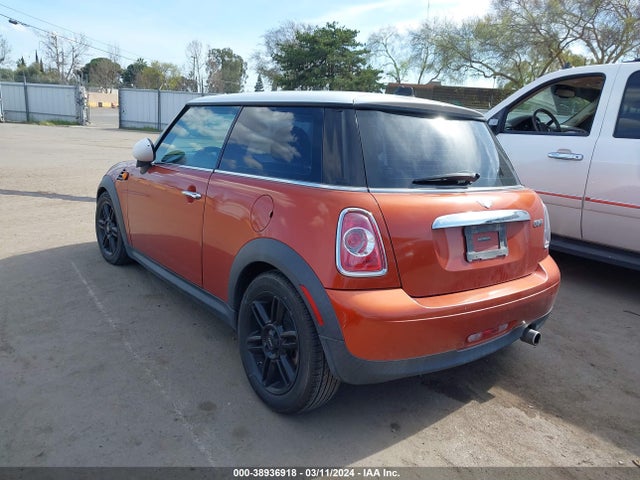 2012 MINI COOPER WMWSU3C58CT258370 Photo 2