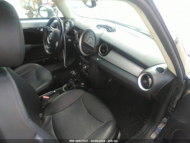 2011 MINI COOPER CLUBMAN WMWZF3C55BT187913 Photo 4