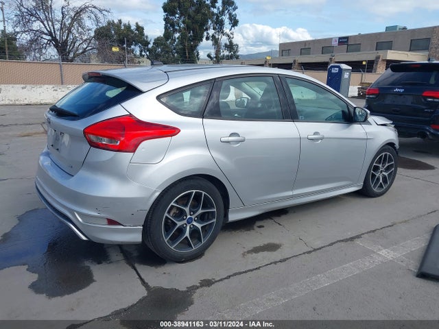 Ford FOCUS SE 2016 1FADP3K28GL372830 Image 4