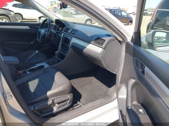 1VWLA7A34KC005776 Volkswagen Passat 2.0t Wolfsburg Edition