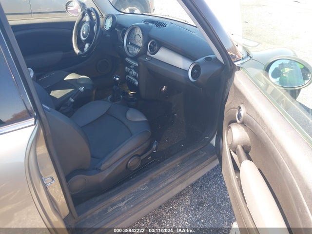 2008 MINI COOPER CLUBMAN WMWML33588TJ47241 Photo 4