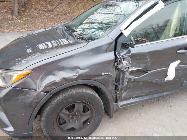 Toyota RAV4 LE 2018 JTMBFREV4JD248410 Image 18
