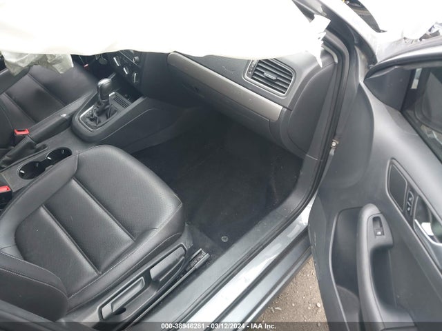 3VWDB7AJ8JM206335 Volkswagen Jetta 1.4t Se/1.4t Wolfsburg Edition