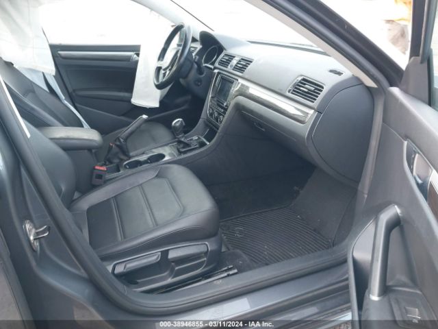 1VWBT7A36HC075729 Volkswagen Passat 1.8t Se