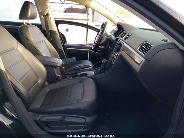 1VWDT7A38HC017579 Volkswagen Passat 1.8t R-line